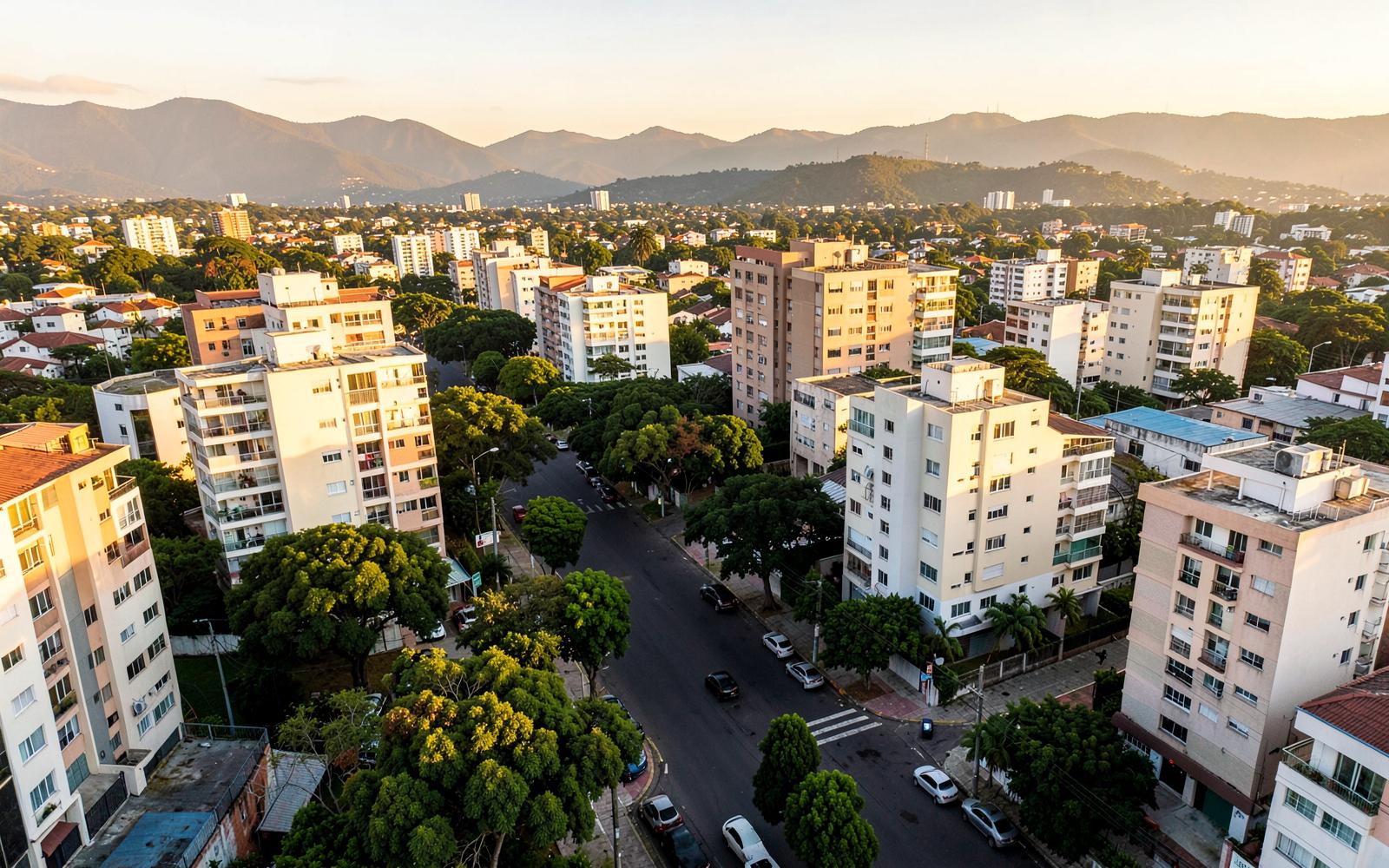 Vista aérea de bairro residencial no Grande ABC ao fim da tarde